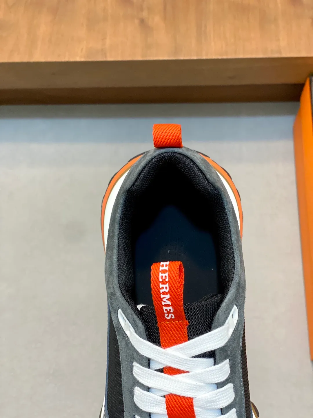 Men's men's shoes 💰700 HERMES/Hermès Leader sneakers! Tech twill, calfskin and suede goatskin sneakers featuring paneled multicolor twill, calfskin and suede. Lightweight geometric sole for a stylish urban look. Product details: White and orange rubber sole Black rubber sole with orange rubber insert Light natural leather insert White rubber toe cap Beige lambskin insole and lining Cotton strap, rubber lettering Sole height: 4cm Size: 39-40-41-42-43-44 (customized at 38.45)